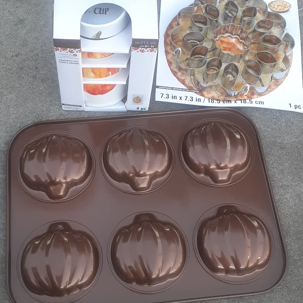 4 Pc Nordic ware Fall Mini Pumpkin CAKE PAN HOLIDAY Pie Baking Mold, Measure Cup
